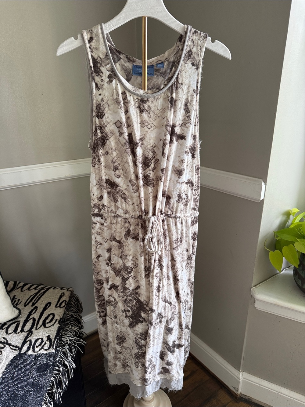 Simply Vera Vera Wang Sleeveless Dress in Taupe and Cream Abstract Print